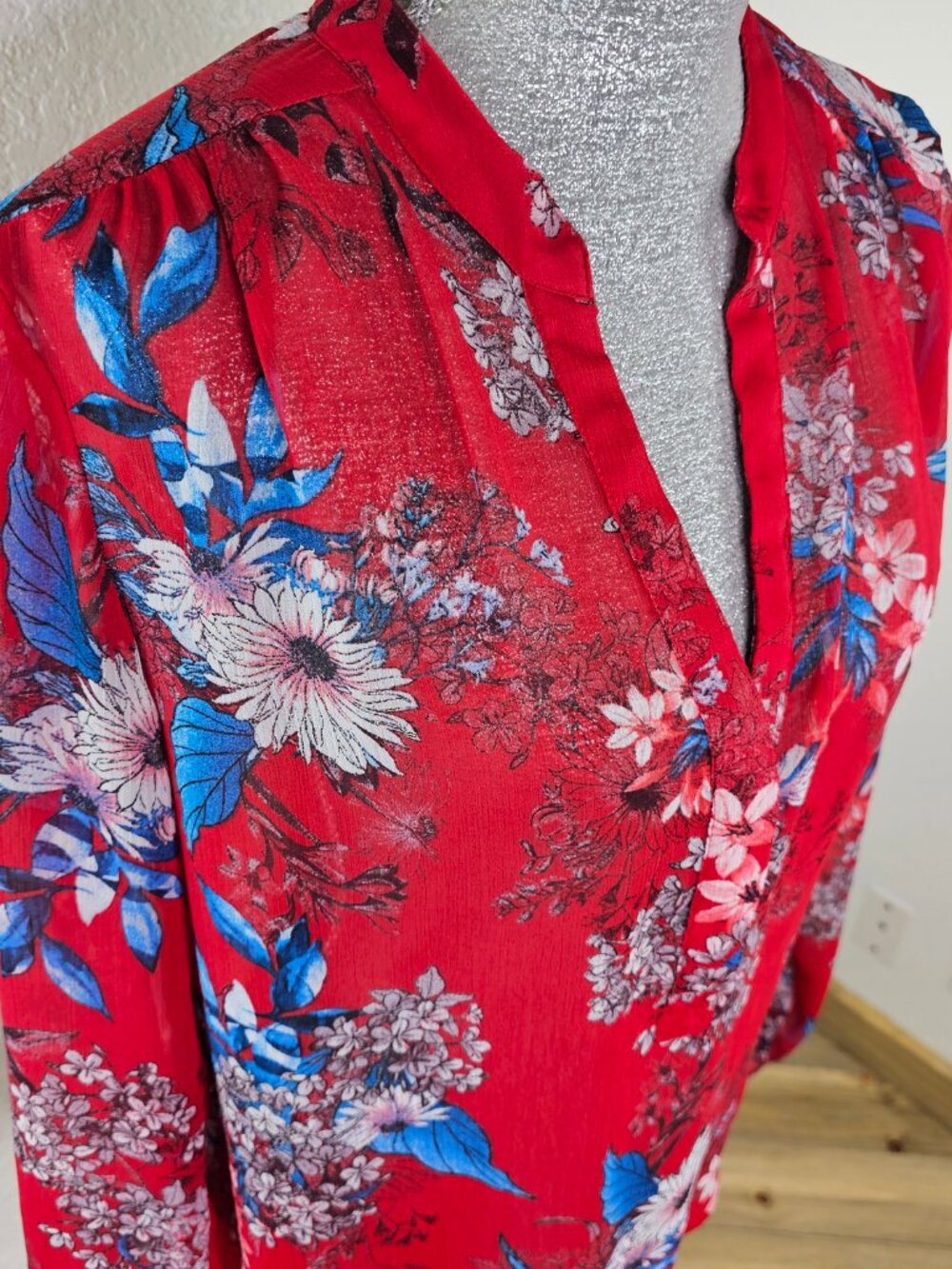 Kut from the Kloth Red Floral Semi Sheer Blouse Size Medium